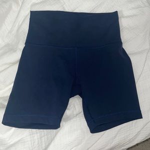 LULULEMON NAVY BIKER SHORTS size 6 never worn perfect condition
